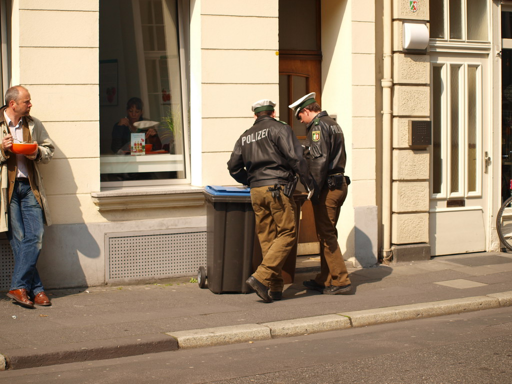 Suchmassnahmen am Koelner Neumarkt nach Raubueberfall im Parkhaus Wolfstr P14.JPG